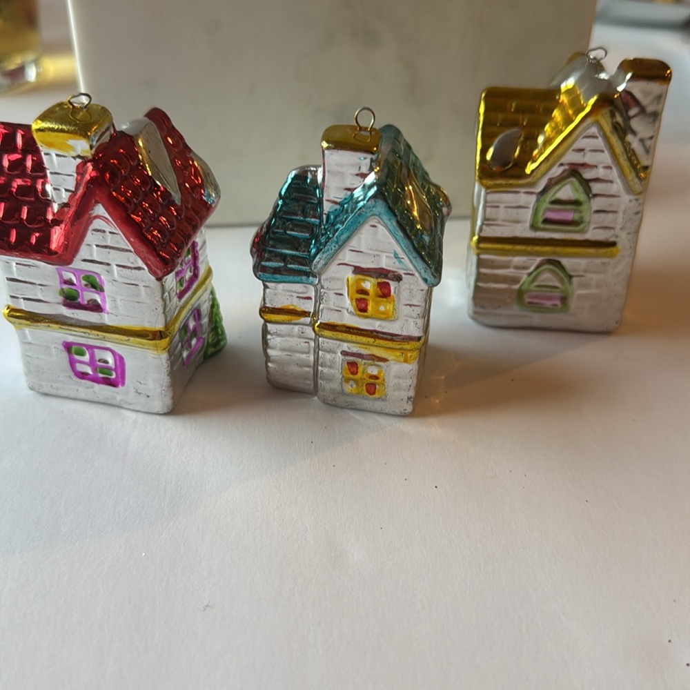 VINTAGE SET OF 3 HAND PAINTED CERAMIC HOLIDAY HOUSE ORNAMENTS - Picture 4 of 5